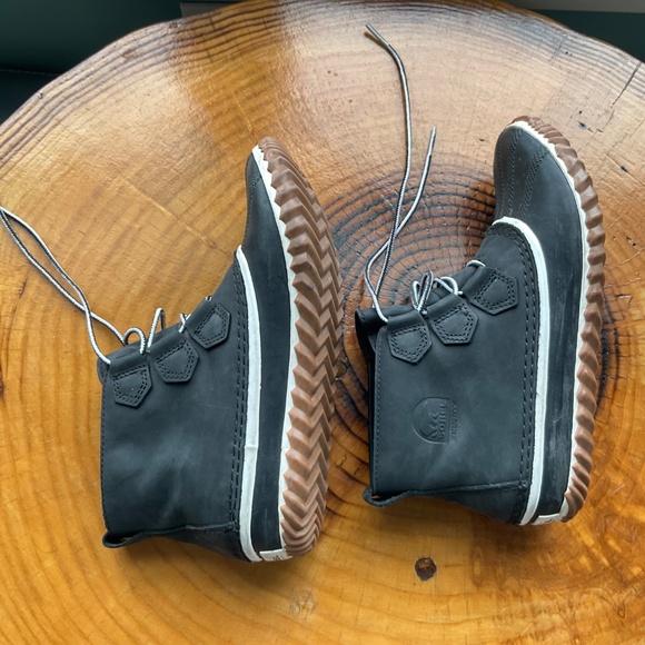 SOREL Out N About Waterproof Black Leather & Rubber Lace Up Duck Boots Size 9 - Picture 3 of 12